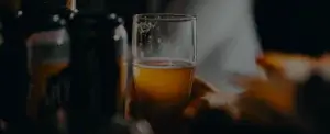 Un homme tient un verre de bière dans sa main