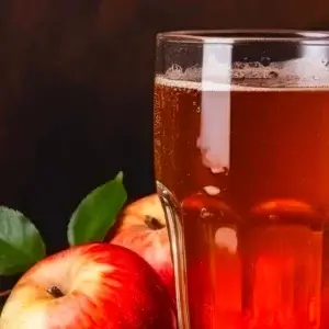 verre de cidre avec une pomme