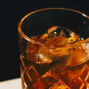 verre de whisky avec glaçons